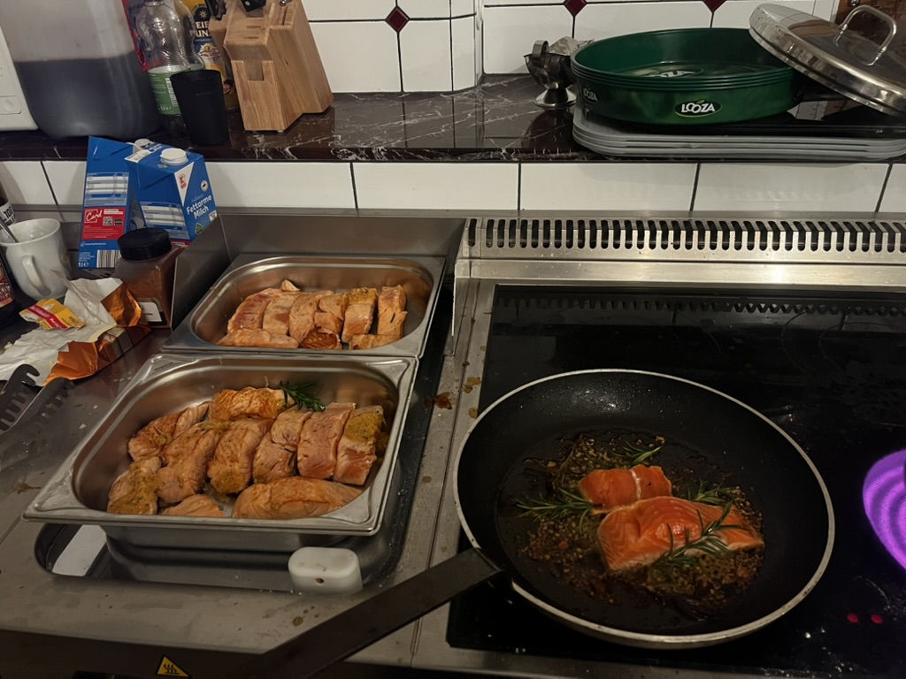 Lachs Catering Leipzig – Lachs frisch in der Pfanne