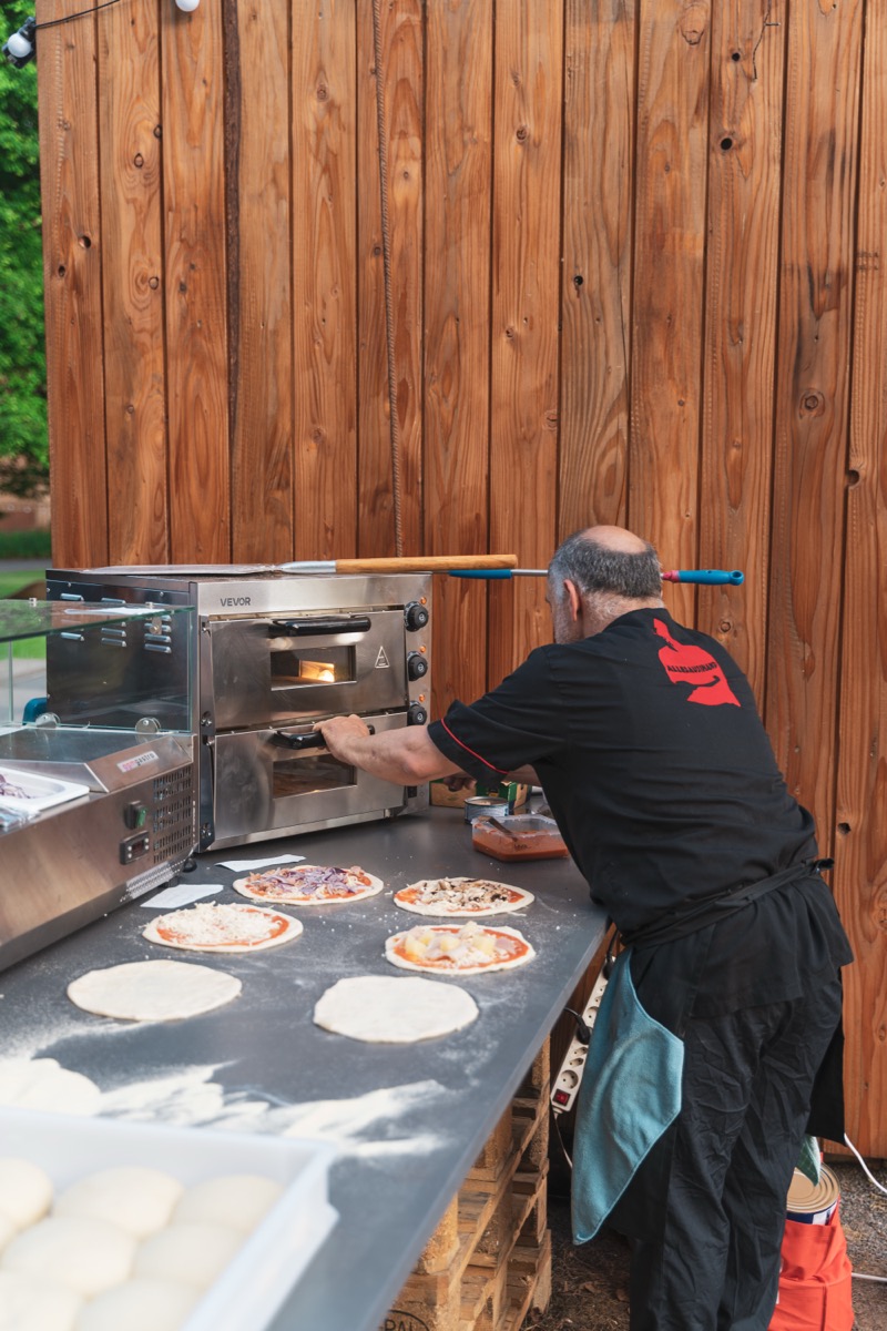 Event Catering Leipzig – Pizza in den Ofen einlegen