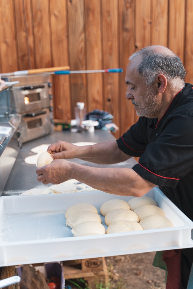 Event Catering Leipzig – Pizzateig von Hand strecken